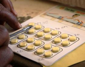  A woman in Pemba, Mozambique receives an explanation on how to take ACTs for malaria_Arturo Sanabria, Courtesy of Photoshare